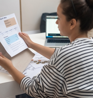 Persona che lavora con i documenti