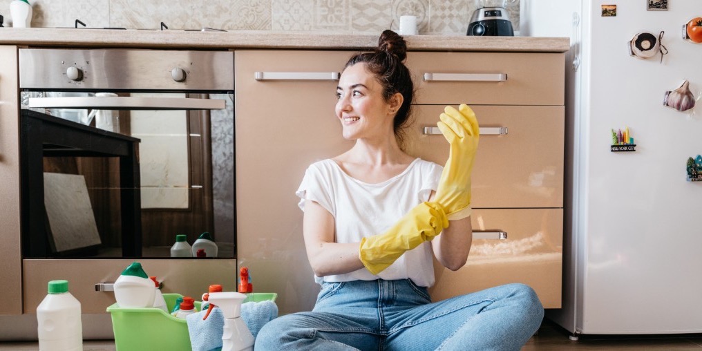 Pulizie domestiche: cosa chiedere alla persona che ti aiuta in casa